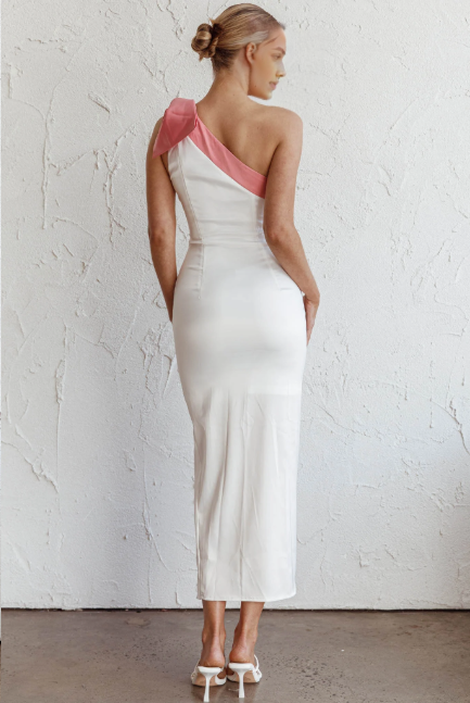 Robe longue Weitese asymétrique rose, sans manches, avec nœud et fente latérale